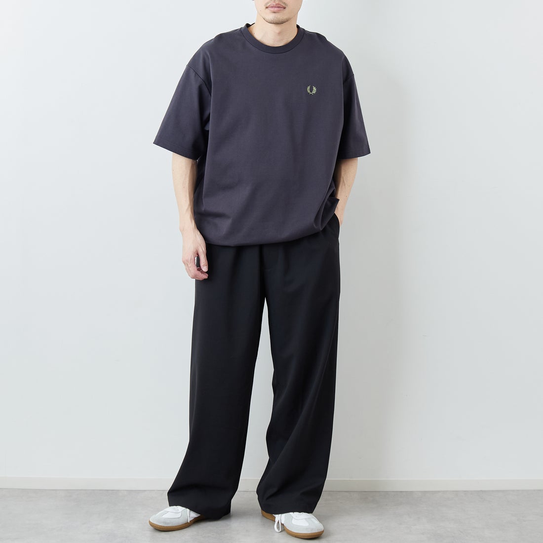 FRED PERRY [フレッドペリー] 別注 ワンポイントロゴ刺繍 ポンチドローコードTシャツ [FPM-26S-022JF] ANCHOR GRE &&モデル身長：168cm 着用サイズ：L&&