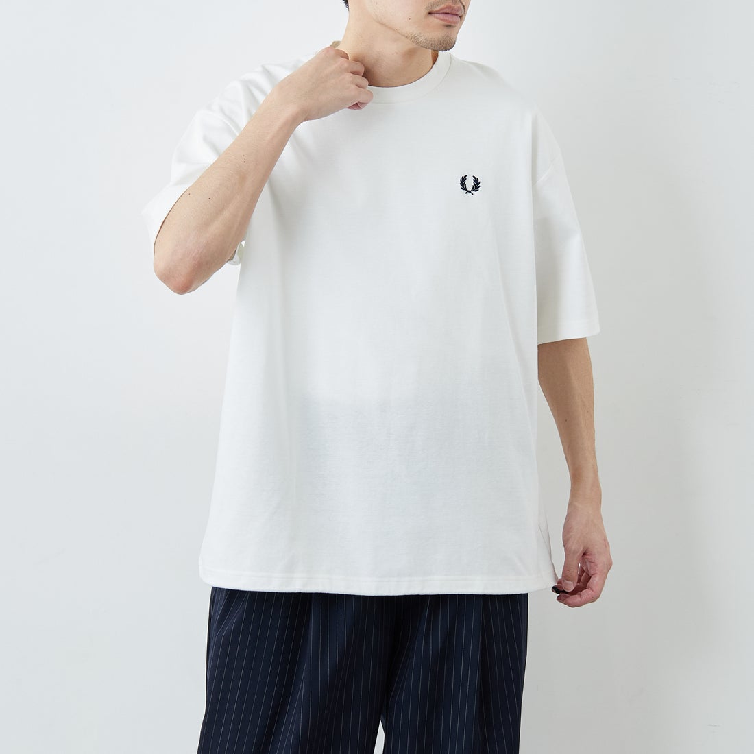 FRED PERRY [フレッドペリー] 別注 ワンポイントロゴ刺繍 ポンチドローコードTシャツ [FPM-26S-022JF] SNOW WHITE &&モデル身長：168cm 着用サイズ：L&&