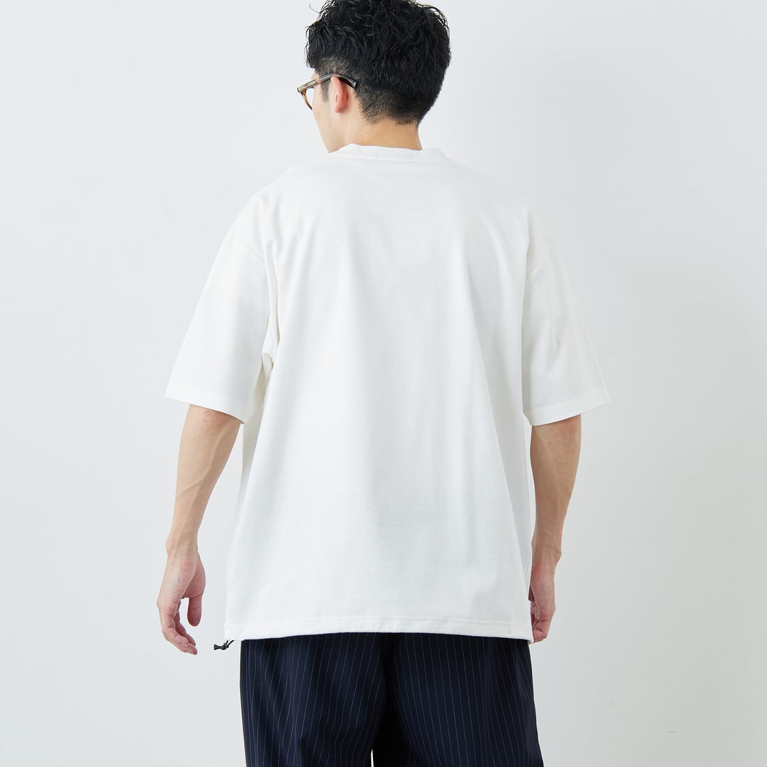 FRED PERRY [フレッドペリー] 別注 ワンポイントロゴ刺繍 ポンチドローコードTシャツ [FPM-26S-022JF] SNOW WHITE &&モデル身長：168cm 着用サイズ：L&&