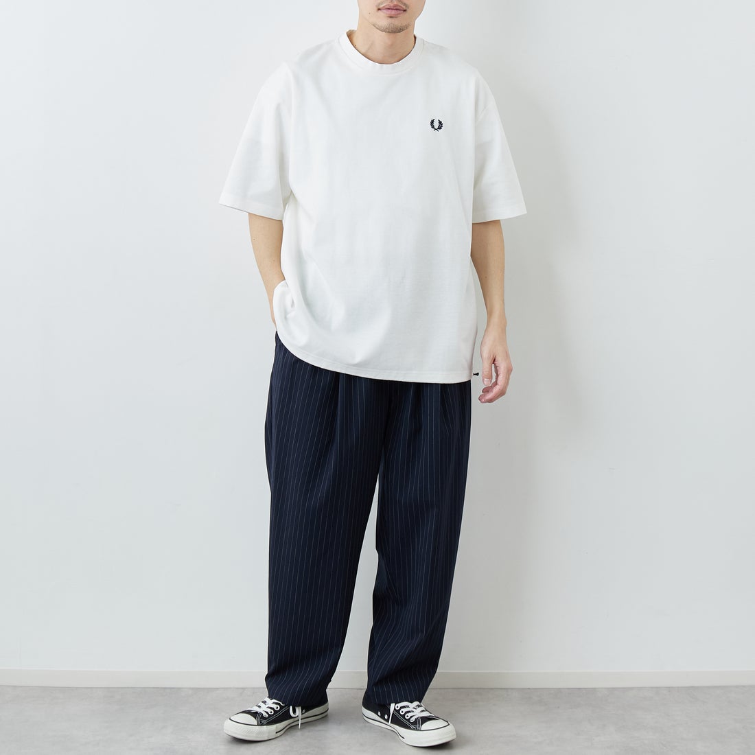 FRED PERRY [フレッドペリー] 別注 ワンポイントロゴ刺繍 ポンチドローコードTシャツ [FPM-26S-022JF] SNOW WHITE &&モデル身長：168cm 着用サイズ：L&&