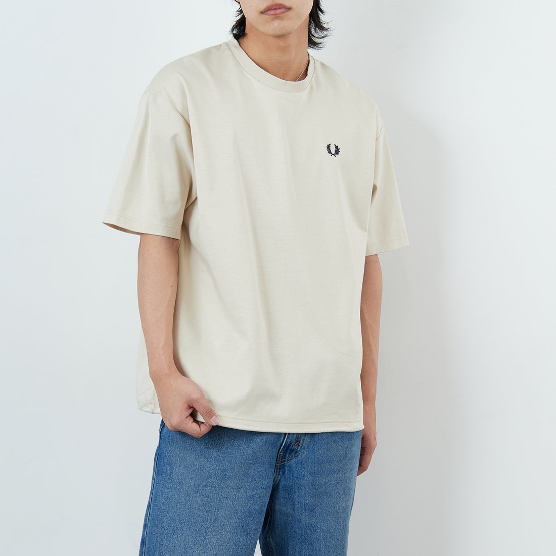 FRED PERRY [フレッドペリー] 別注 ワンポイントロゴ刺繍 ポンチドローコードTシャツ [FPM-26S-022JF] OATMEAL/AN &&モデル身長：179cm 着用サイズ：L&&