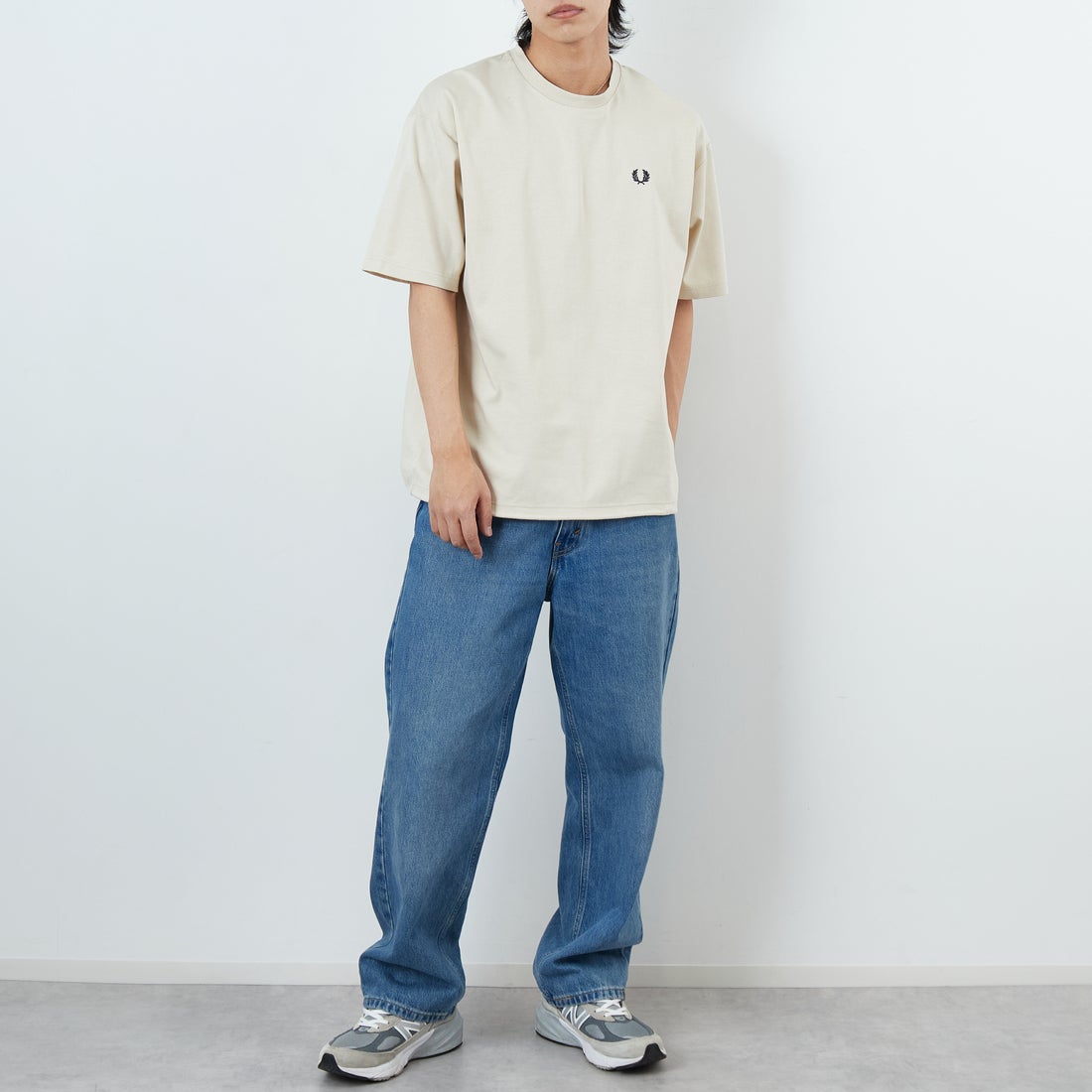 FRED PERRY [フレッドペリー] 別注 ワンポイントロゴ刺繍 ポンチドローコードTシャツ [FPM-26S-022JF] OATMEAL/AN &&モデル身長：179cm 着用サイズ：L&&