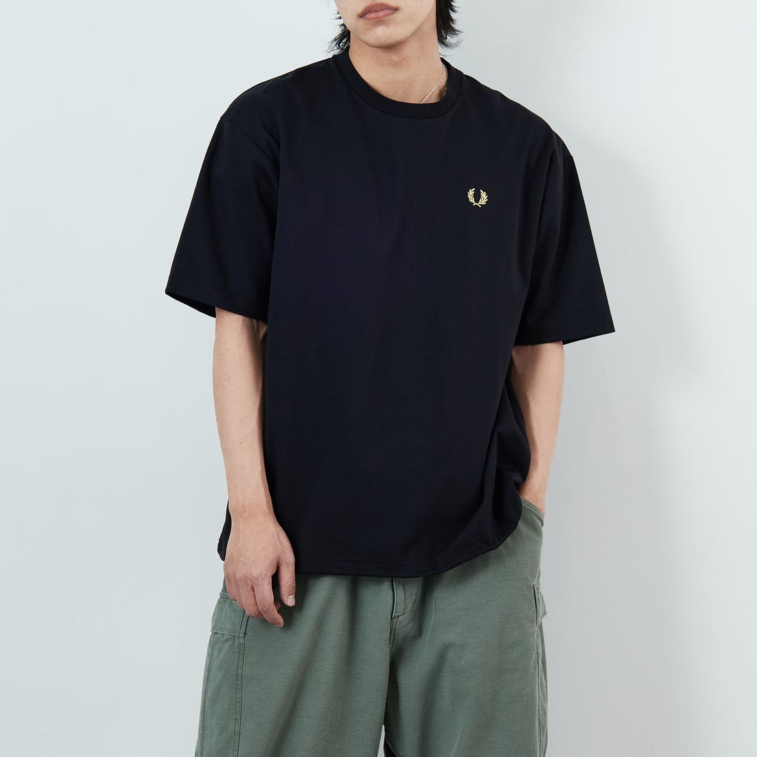 FRED PERRY [フレッドペリー] 別注 ワンポイントロゴ刺繍 ポンチドローコードTシャツ [FPM-26S-022JF] BLACK/CHAM &&モデル身長：179cm 着用サイズ：L&&