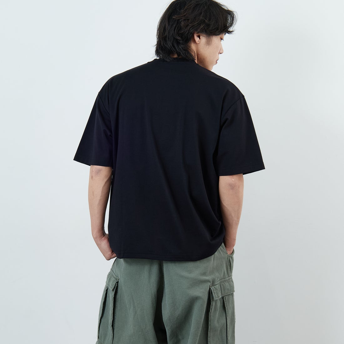 FRED PERRY [フレッドペリー] 別注 ワンポイントロゴ刺繍 ポンチドローコードTシャツ [FPM-26S-022JF] BLACK/CHAM &&モデル身長：179cm 着用サイズ：L&&