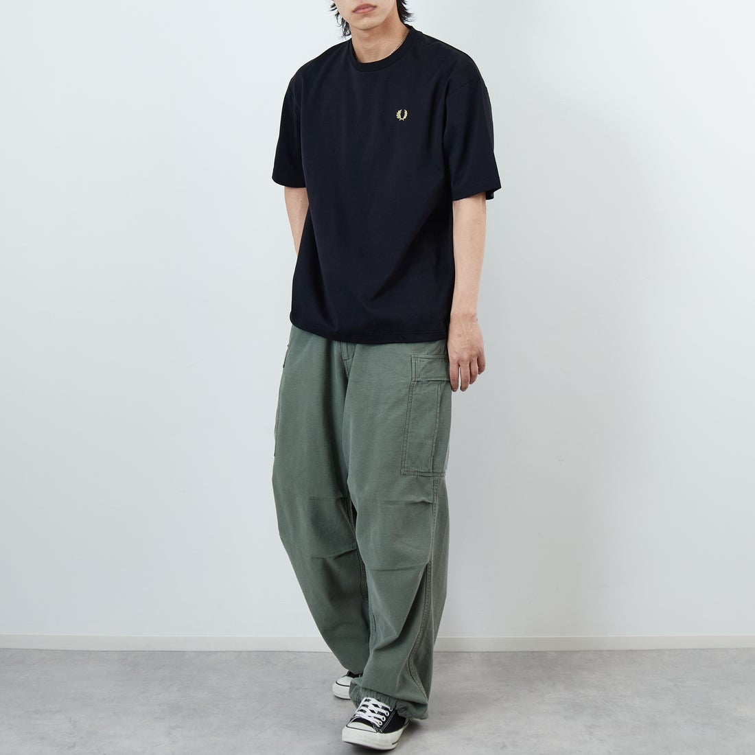 FRED PERRY [フレッドペリー] 別注 ワンポイントロゴ刺繍 ポンチドローコードTシャツ [FPM-26S-022JF] BLACK/CHAM &&モデル身長：179cm 着用サイズ：L&&