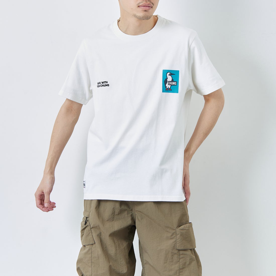 CHUMS [チャムス] 別注 ヒストリーロゴ バックプリント ショートスリーブTシャツ [CH01-2842-JF] W001 WHITE &&モデル身長：168cm 着用サイズ：L&&
