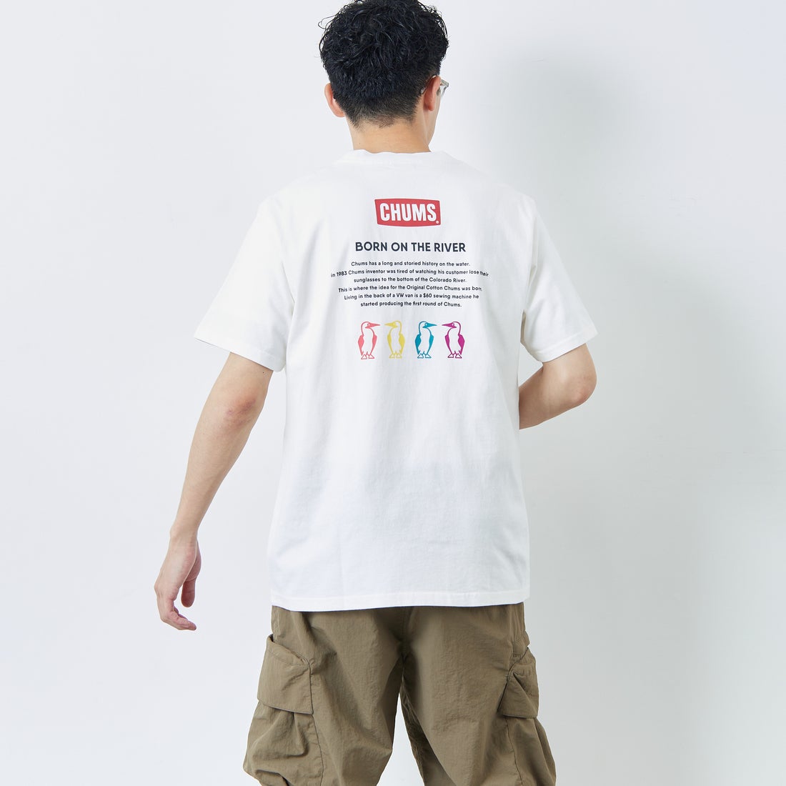 CHUMS [チャムス] 別注 ヒストリーロゴ バックプリント ショートスリーブTシャツ [CH01-2842-JF] W001 WHITE &&モデル身長：168cm 着用サイズ：L&&