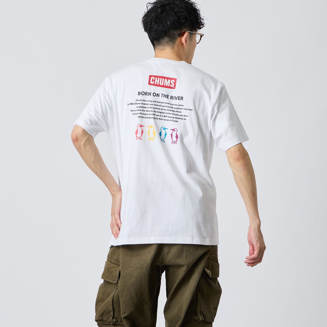 CHUMS [チャムス] 別注 ヒストリーロゴ バックプリント ショートスリーブTシャツ [CH01-2842-JF] W001 WHITE &&モデル身長：168cm 着用サイズ：L&&