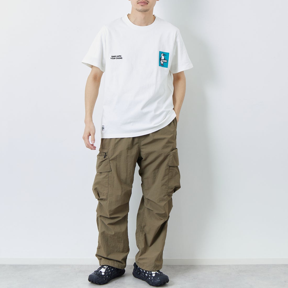 CHUMS [チャムス] 別注 ヒストリーロゴ バックプリント ショートスリーブTシャツ [CH01-2842-JF] W001 WHITE &&モデル身長：168cm 着用サイズ：L&&