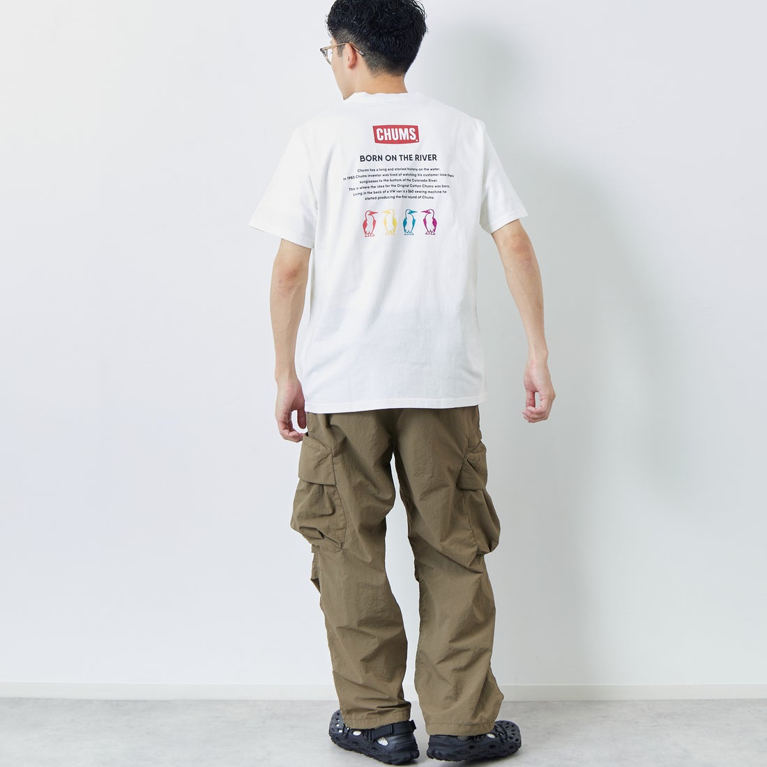 CHUMS [チャムス] 別注 ヒストリーロゴ バックプリント ショートスリーブTシャツ [CH01-2842-JF] W001 WHITE &&モデル身長：168cm 着用サイズ：L&&