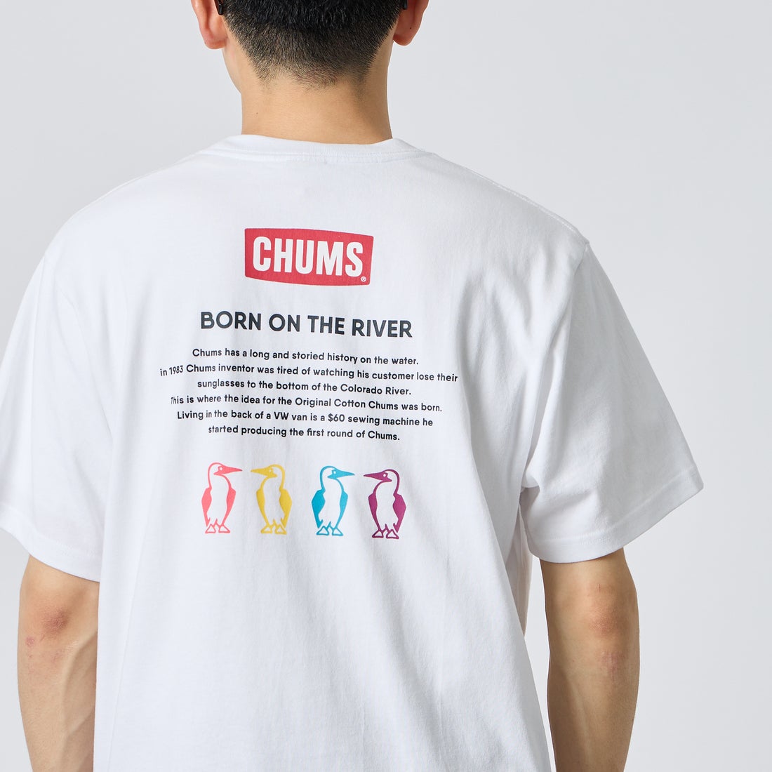 CHUMS [チャムス] 別注 ヒストリーロゴ バックプリント ショートスリーブTシャツ [CH01-2842-JF] W001 WHITE &&モデル身長：168cm 着用サイズ：L&&
