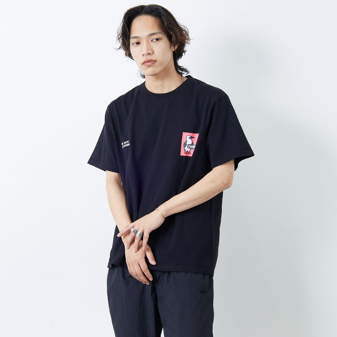CHUMS [チャムス] 別注 ヒストリーロゴ バックプリント ショートスリーブTシャツ [CH01-2842-JF] K001 BLACK &&モデル身長：179cm 着用サイズ：XXL&&