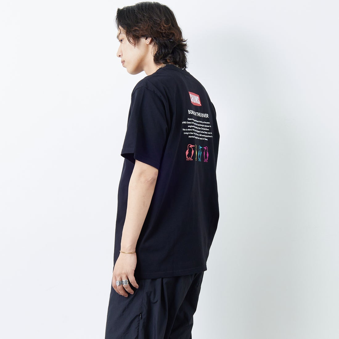 CHUMS [チャムス] 別注 ヒストリーロゴ バックプリント ショートスリーブTシャツ [CH01-2842-JF] K001 BLACK &&モデル身長：179cm 着用サイズ：XXL&&