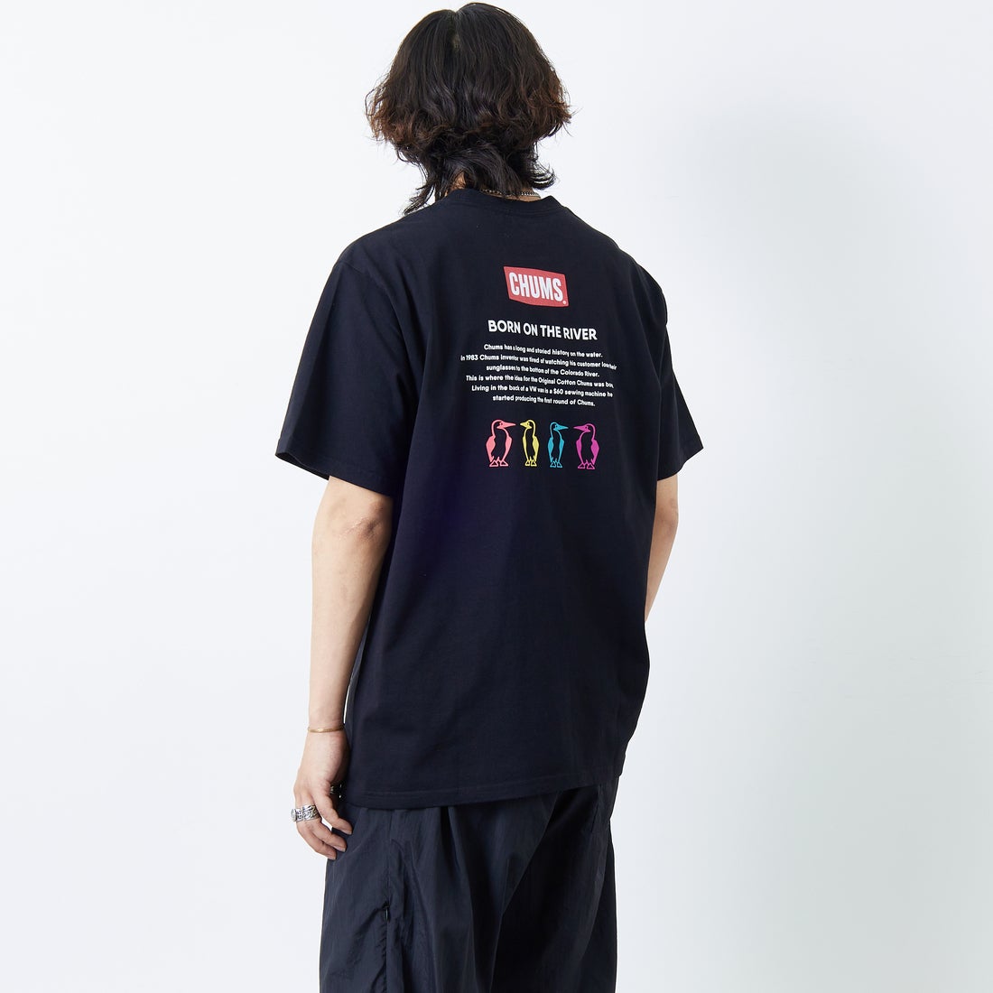 CHUMS [チャムス] 別注 ヒストリーロゴ バックプリント ショートスリーブTシャツ [CH01-2842-JF] K001 BLACK &&モデル身長：179cm 着用サイズ：XXL&&