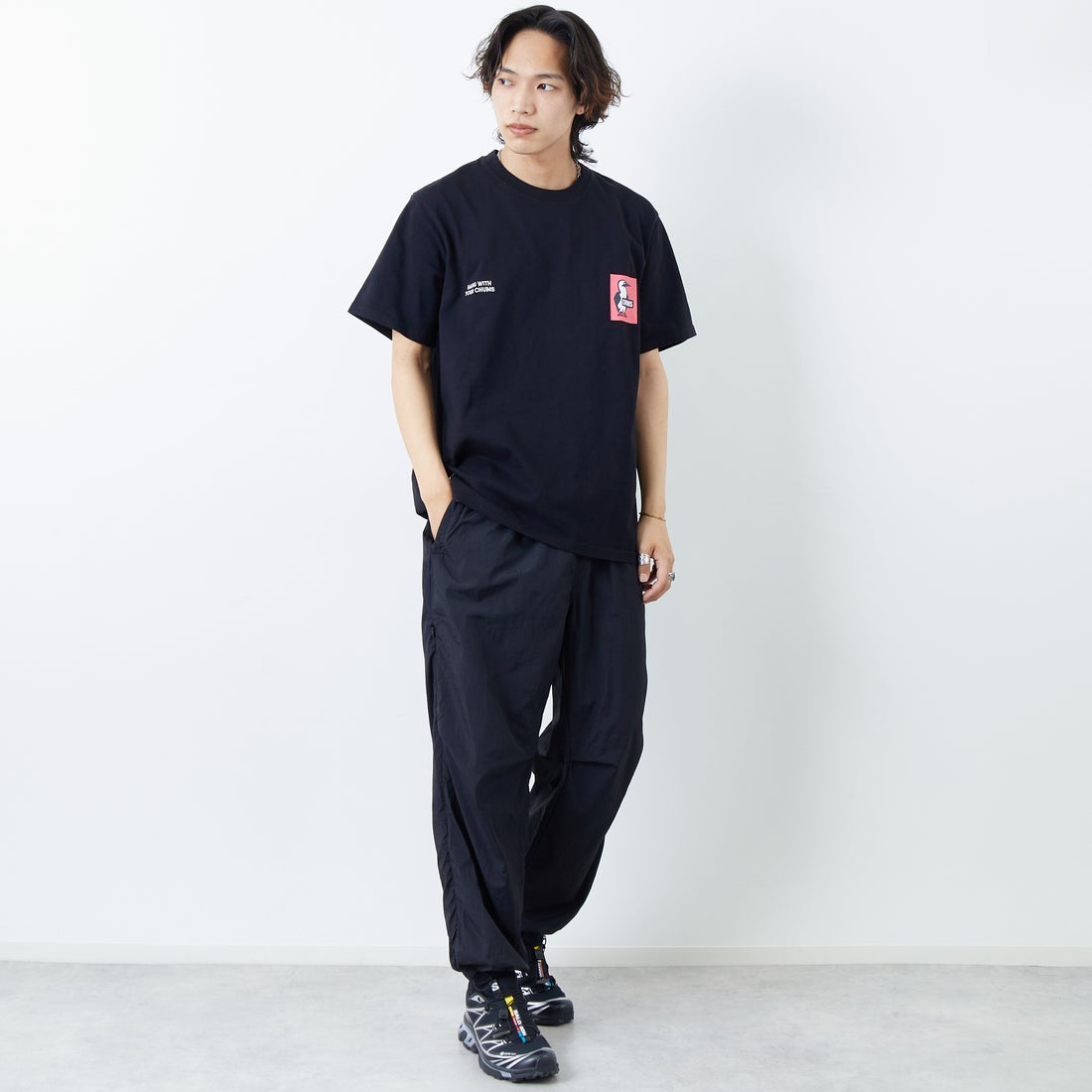 CHUMS [チャムス] 別注 ヒストリーロゴ バックプリント ショートスリーブTシャツ [CH01-2842-JF] K001 BLACK &&モデル身長：179cm 着用サイズ：XXL&&