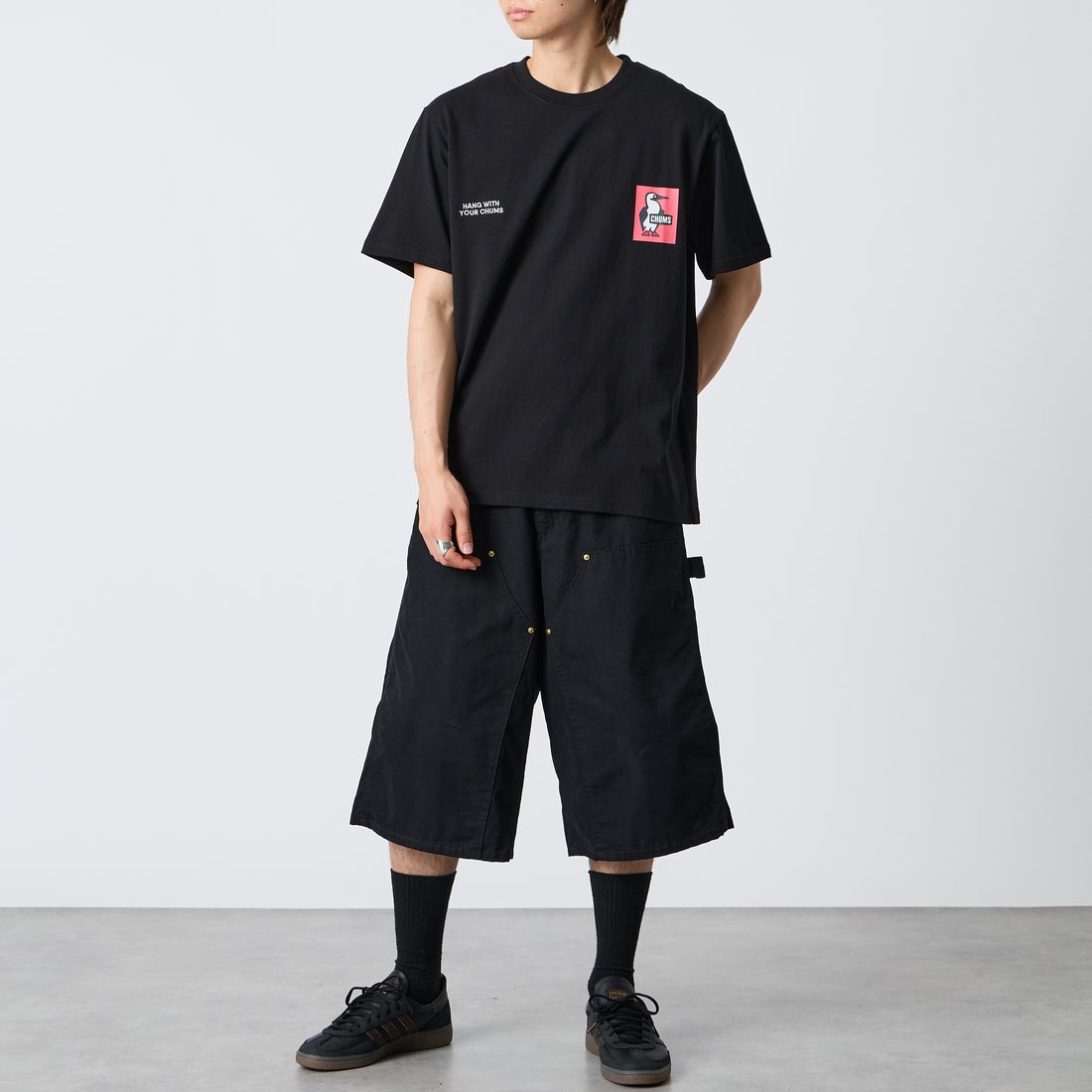 CHUMS [チャムス] 別注 ヒストリーロゴ バックプリント ショートスリーブTシャツ [CH01-2842-JF] W001 BLACK &&モデル身長：177cm 着用サイズ：XL&&