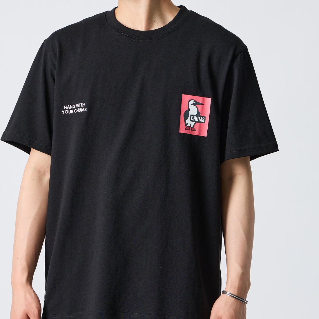 CHUMS [チャムス] 別注 ヒストリーロゴ バックプリント ショートスリーブTシャツ [CH01-2842-JF] W001 BLACK &&モデル身長：177cm 着用サイズ：XL&&
