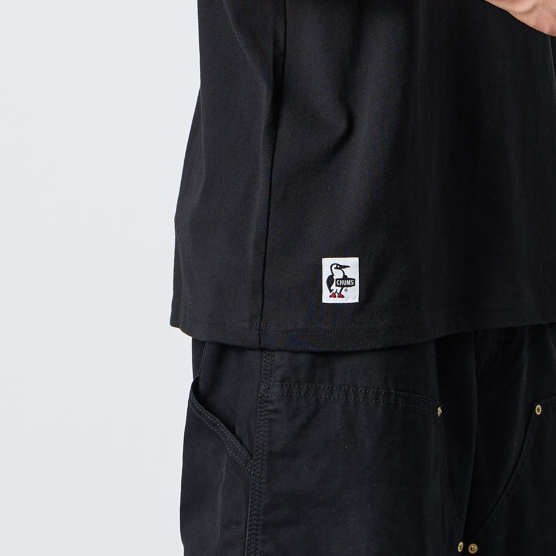 CHUMS [チャムス] 別注 ヒストリーロゴ バックプリント ショートスリーブTシャツ [CH01-2842-JF] W001 BLACK &&モデル身長：177cm 着用サイズ：XL&&