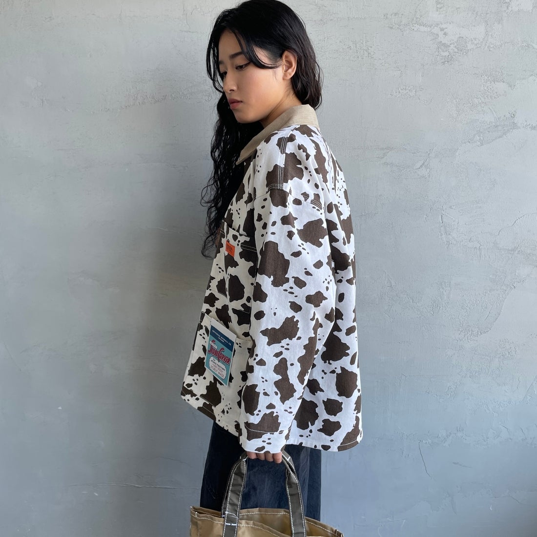 UNIVERSAL OVERALL [ユニバーサルオーバーオール] 別注 コーデュロイ襟 カバーオールジャケット [U2612225IN-JF] COW &&モデル身長：162cm 着用サイズ：S&&