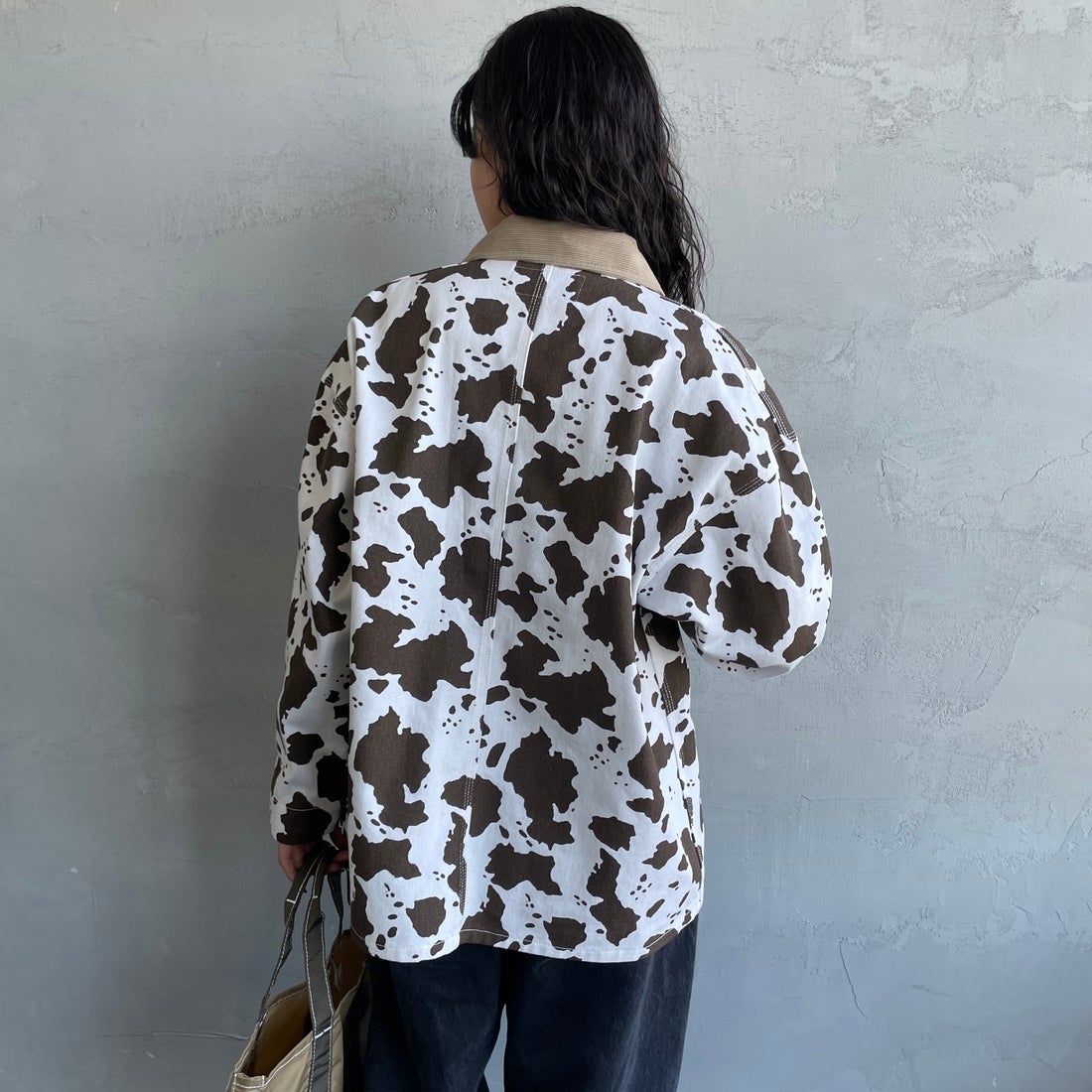 UNIVERSAL OVERALL [ユニバーサルオーバーオール] 別注 コーデュロイ襟 カバーオールジャケット [U2612225IN-JF] COW &&モデル身長：162cm 着用サイズ：S&&