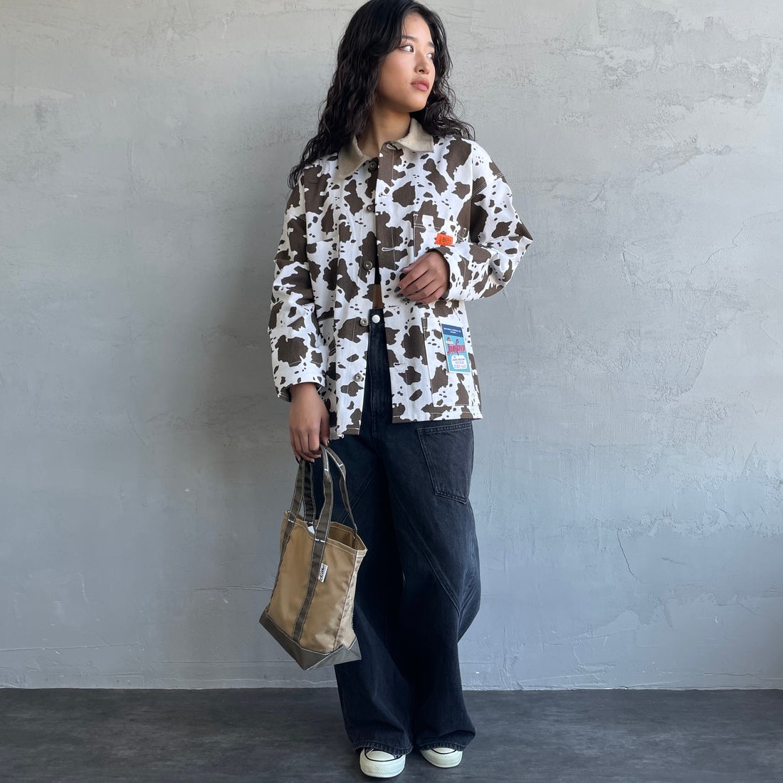 UNIVERSAL OVERALL [ユニバーサルオーバーオール] 別注 コーデュロイ襟 カバーオールジャケット [U2612225IN-JF] COW &&モデル身長：162cm 着用サイズ：S&&