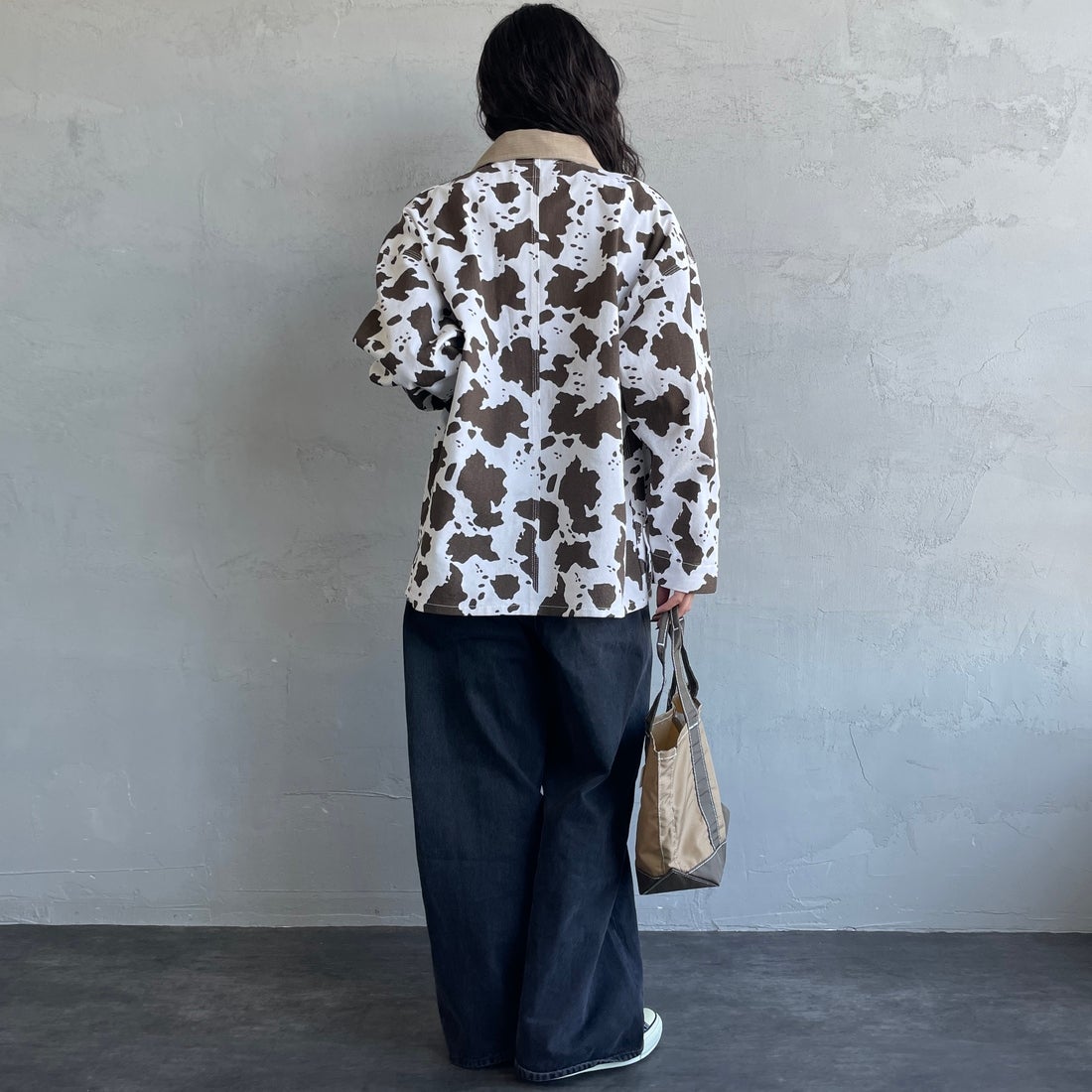 UNIVERSAL OVERALL [ユニバーサルオーバーオール] 別注 コーデュロイ襟 カバーオールジャケット [U2612225IN-JF] COW &&モデル身長：162cm 着用サイズ：S&&