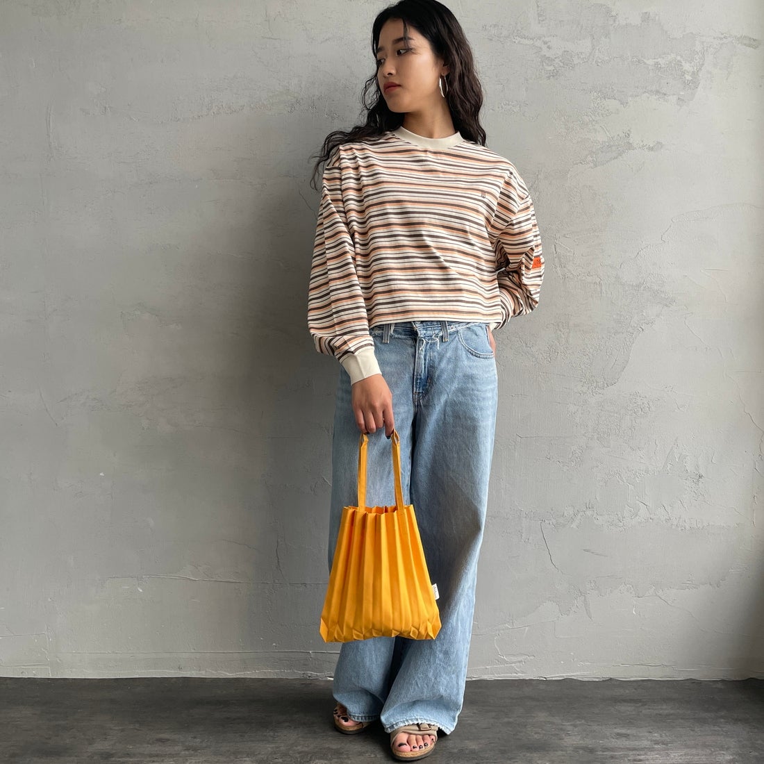 UNIVERSAL OVERALL [ユニバーサルオーバーオール] 別注 クロップド丈 ボーダーロングスリーブTシャツ [U2612215IN-JF] OFF/BRN &&モデル身長：162cm 着用サイズ：F&&