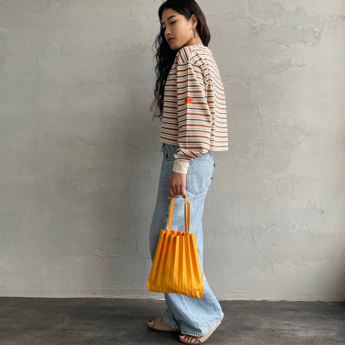 UNIVERSAL OVERALL [ユニバーサルオーバーオール] 別注 クロップド丈 ボーダーロングスリーブTシャツ [U2612215IN-JF] OFF/BRN &&モデル身長：162cm 着用サイズ：F&&