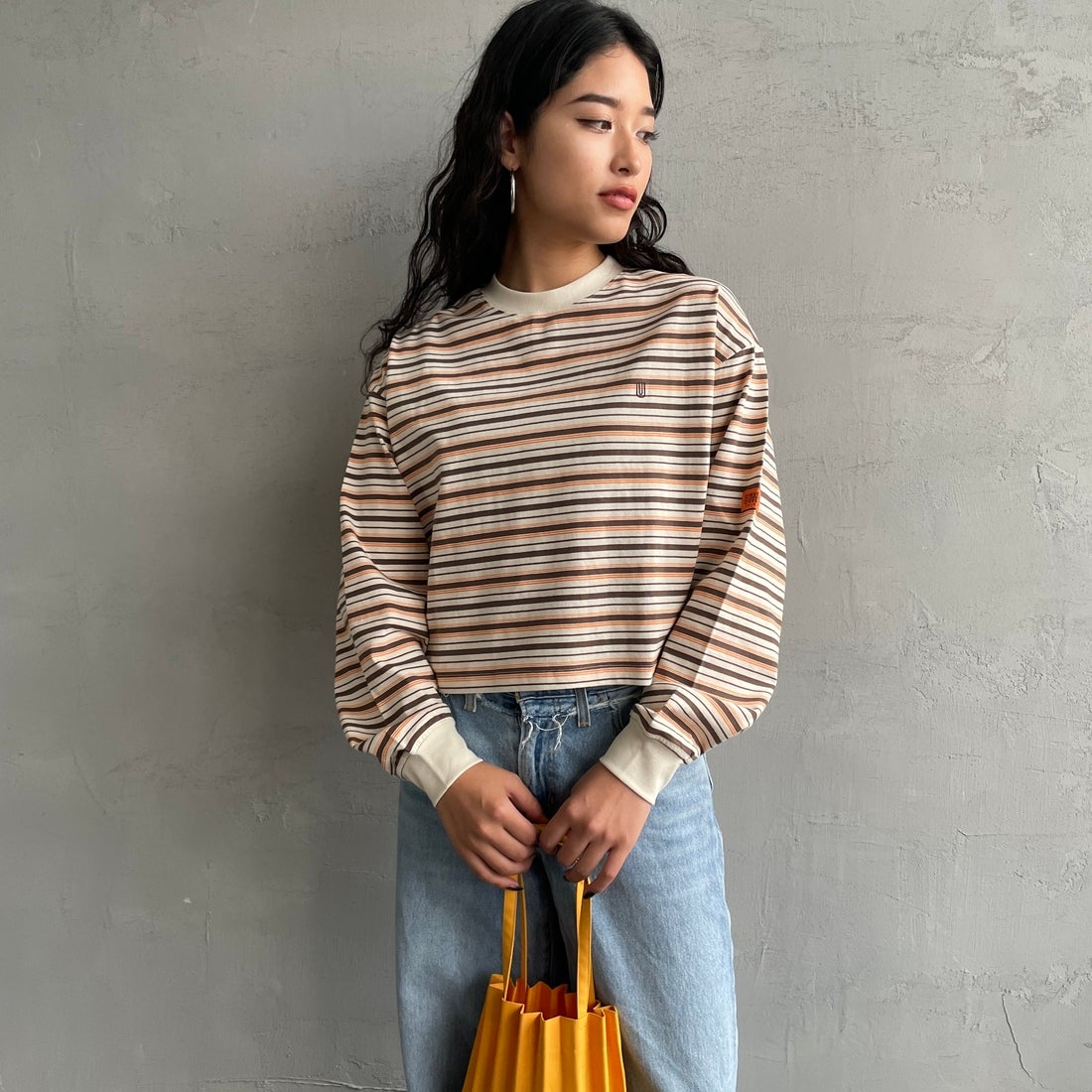 UNIVERSAL OVERALL [ユニバーサルオーバーオール] 別注 クロップド丈 ボーダーロングスリーブTシャツ [U2612215IN-JF] OFF/BRN &&モデル身長：162cm 着用サイズ：F&&