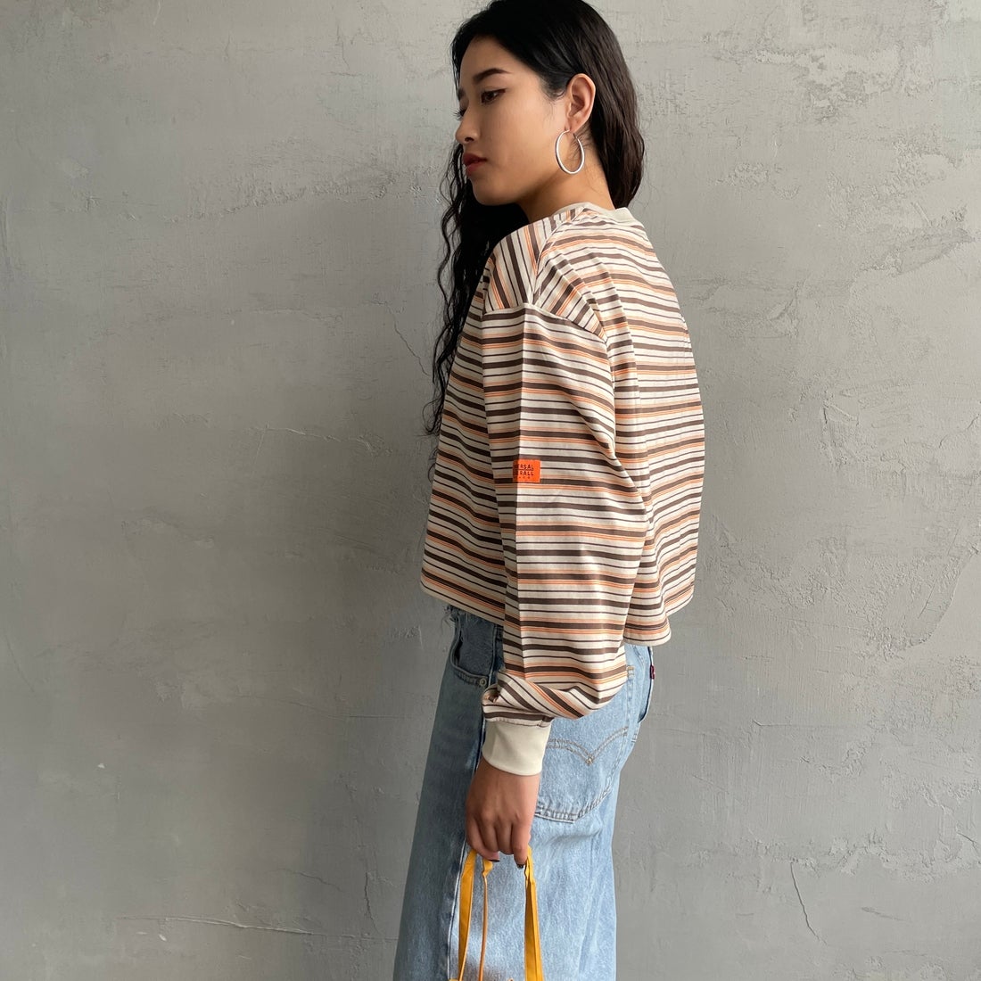 UNIVERSAL OVERALL [ユニバーサルオーバーオール] 別注 クロップド丈 ボーダーロングスリーブTシャツ [U2612215IN-JF] OFF/BRN &&モデル身長：162cm 着用サイズ：F&&
