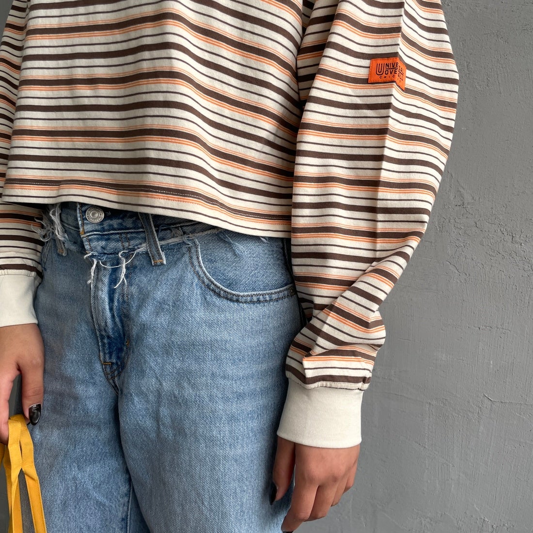 UNIVERSAL OVERALL [ユニバーサルオーバーオール] 別注 クロップド丈 ボーダーロングスリーブTシャツ [U2612215IN-JF] OFF/BRN &&モデル身長：162cm 着用サイズ：F&&