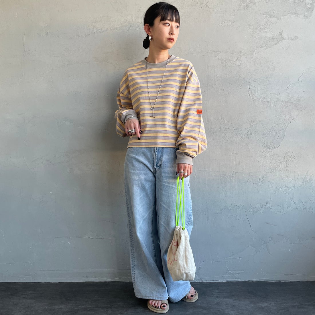 UNIVERSAL OVERALL [ユニバーサルオーバーオール] 別注 クロップド丈 ボーダーロングスリーブTシャツ [U2612215IN-JF] GRY/YEL &&モデル身長：150cm 着用サイズ：F&&