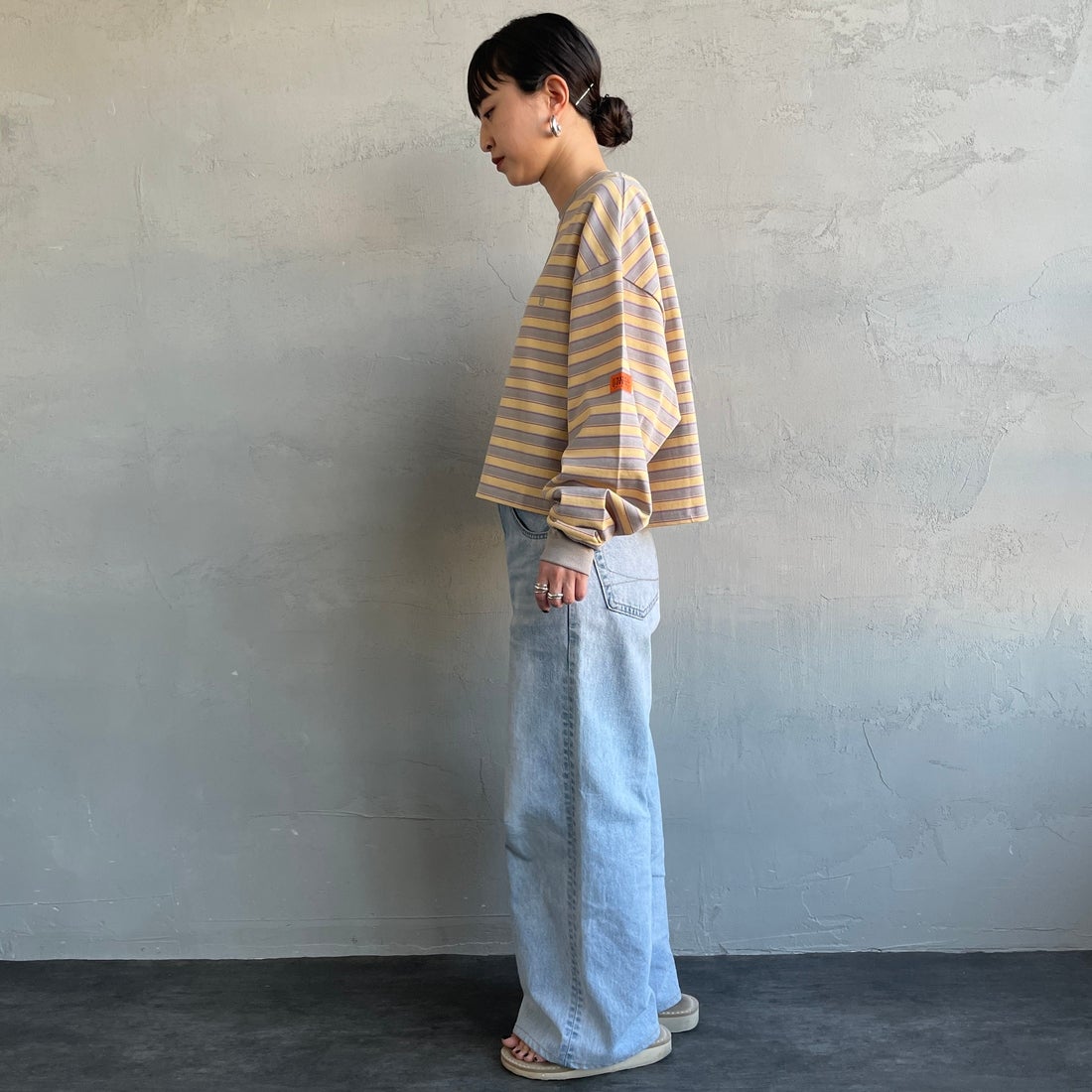 UNIVERSAL OVERALL [ユニバーサルオーバーオール] 別注 クロップド丈 ボーダーロングスリーブTシャツ [U2612215IN-JF] GRY/YEL &&モデル身長：150cm 着用サイズ：F&&