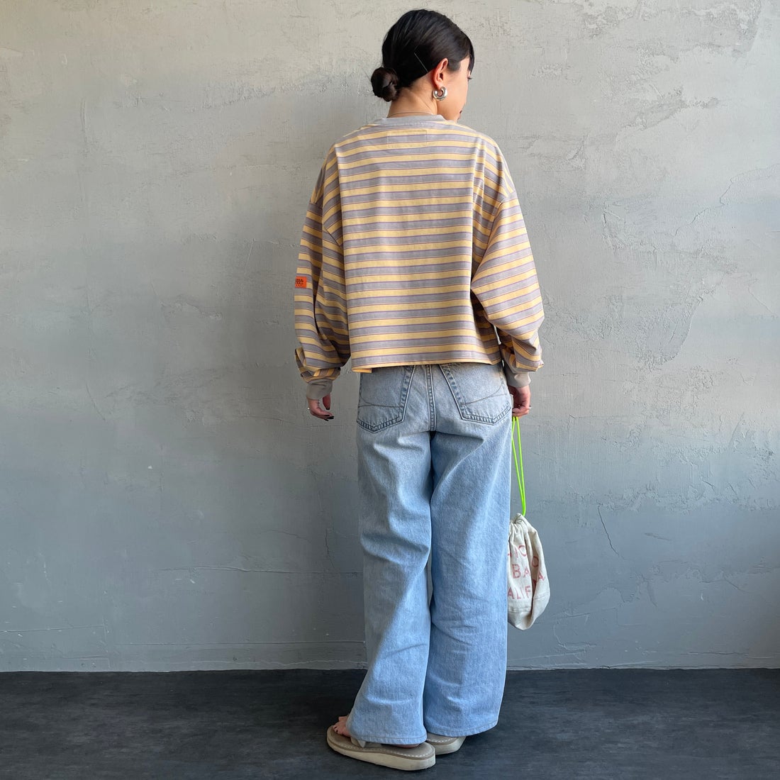 UNIVERSAL OVERALL [ユニバーサルオーバーオール] 別注 クロップド丈 ボーダーロングスリーブTシャツ [U2612215IN-JF] GRY/YEL &&モデル身長：150cm 着用サイズ：F&&