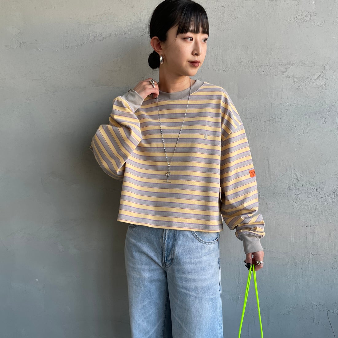 UNIVERSAL OVERALL [ユニバーサルオーバーオール] 別注 クロップド丈 ボーダーロングスリーブTシャツ [U2612215IN-JF] GRY/YEL &&モデル身長：150cm 着用サイズ：F&&