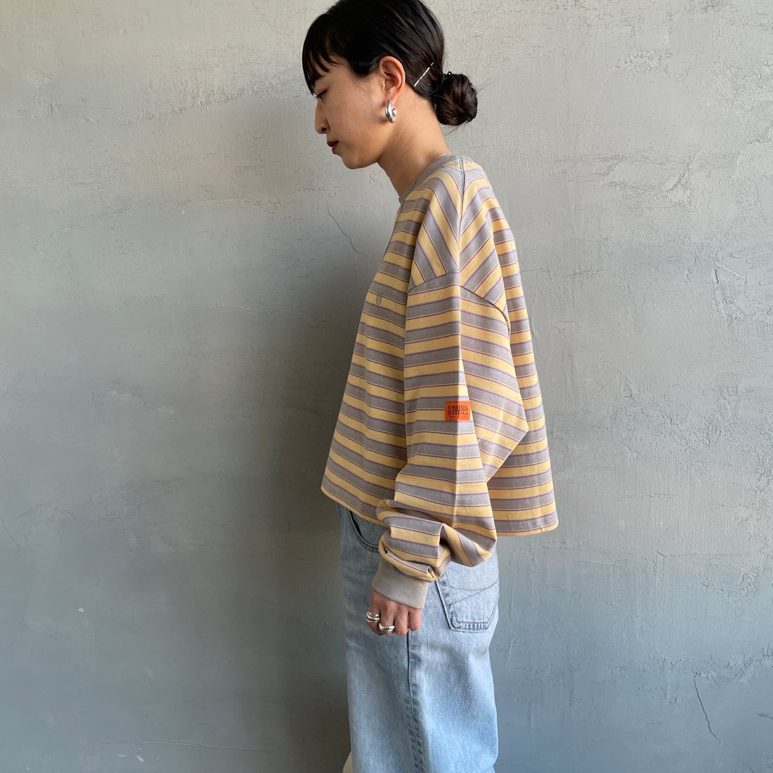 UNIVERSAL OVERALL [ユニバーサルオーバーオール] 別注 クロップド丈 ボーダーロングスリーブTシャツ [U2612215IN-JF] GRY/YEL &&モデル身長：150cm 着用サイズ：F&&