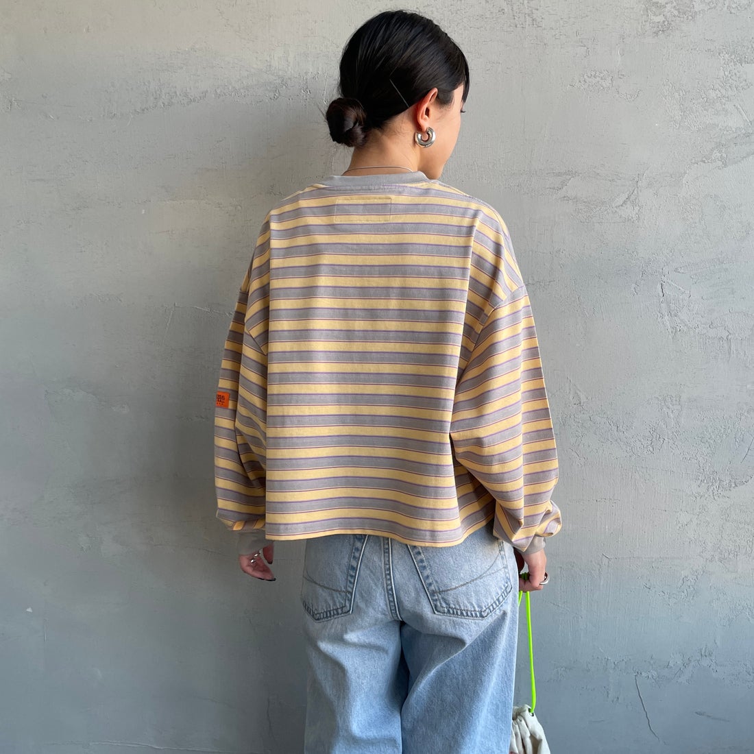 UNIVERSAL OVERALL [ユニバーサルオーバーオール] 別注 クロップド丈 ボーダーロングスリーブTシャツ [U2612215IN-JF] GRY/YEL &&モデル身長：150cm 着用サイズ：F&&