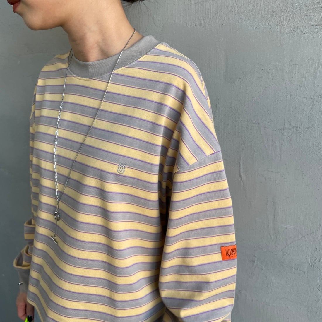 UNIVERSAL OVERALL [ユニバーサルオーバーオール] 別注 クロップド丈 ボーダーロングスリーブTシャツ [U2612215IN-JF] GRY/YEL &&モデル身長：150cm 着用サイズ：F&&
