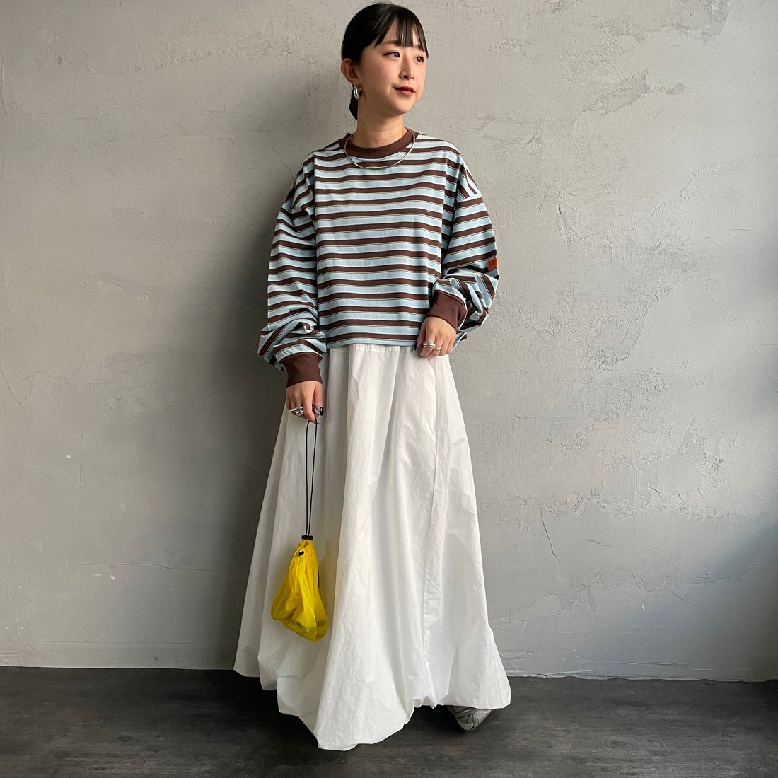 UNIVERSAL OVERALL [ユニバーサルオーバーオール] 別注 クロップド丈 ボーダーロングスリーブTシャツ [U2612215IN-JF] BRN/SAX &&モデル身長：150cm 着用サイズ：F&&