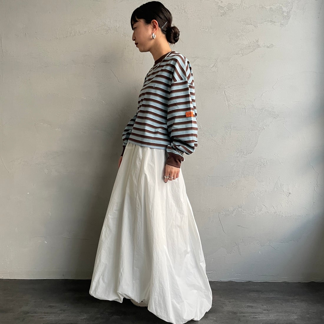 UNIVERSAL OVERALL [ユニバーサルオーバーオール] 別注 クロップド丈 ボーダーロングスリーブTシャツ [U2612215IN-JF] BRN/SAX &&モデル身長：150cm 着用サイズ：F&&