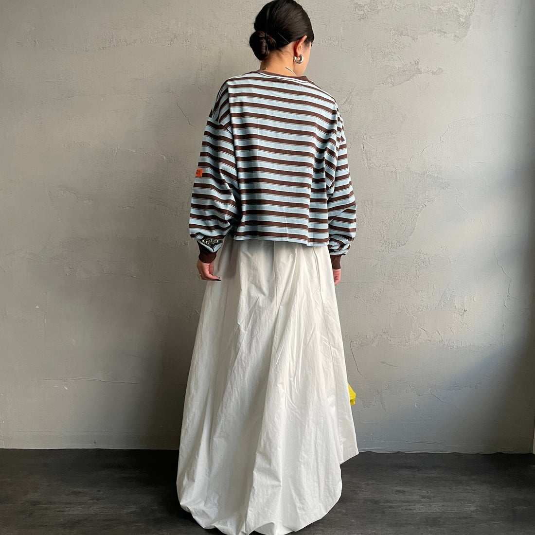 UNIVERSAL OVERALL [ユニバーサルオーバーオール] 別注 クロップド丈 ボーダーロングスリーブTシャツ [U2612215IN-JF] BRN/SAX &&モデル身長：150cm 着用サイズ：F&&
