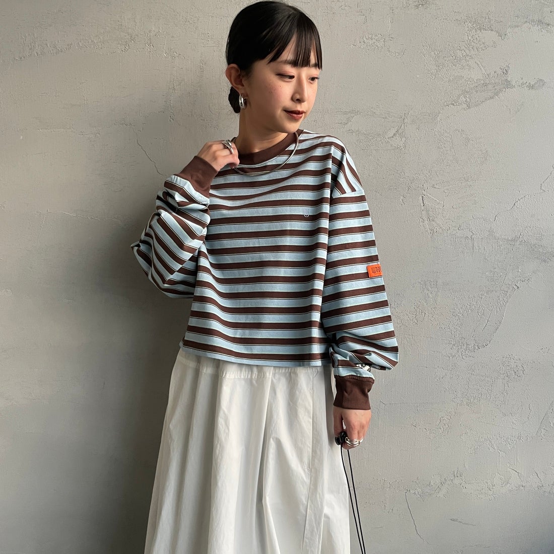 UNIVERSAL OVERALL [ユニバーサルオーバーオール] 別注 クロップド丈 ボーダーロングスリーブTシャツ [U2612215IN-JF] BRN/SAX &&モデル身長：150cm 着用サイズ：F&&