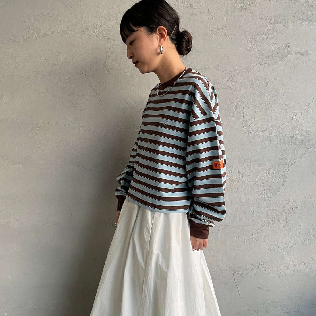 UNIVERSAL OVERALL [ユニバーサルオーバーオール] 別注 クロップド丈 ボーダーロングスリーブTシャツ [U2612215IN-JF] BRN/SAX &&モデル身長：150cm 着用サイズ：F&&