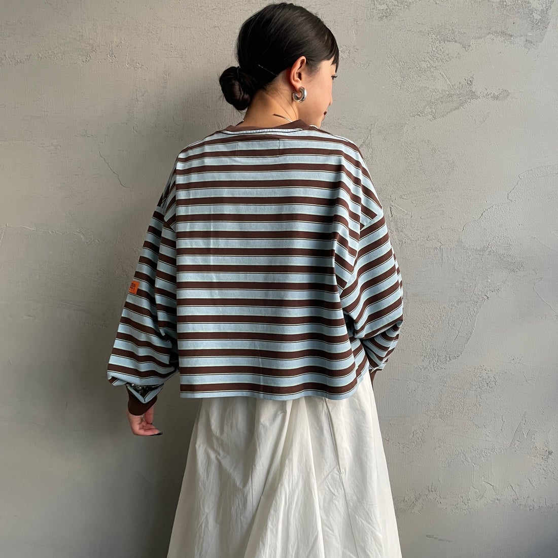UNIVERSAL OVERALL [ユニバーサルオーバーオール] 別注 クロップド丈 ボーダーロングスリーブTシャツ [U2612215IN-JF] BRN/SAX &&モデル身長：150cm 着用サイズ：F&&