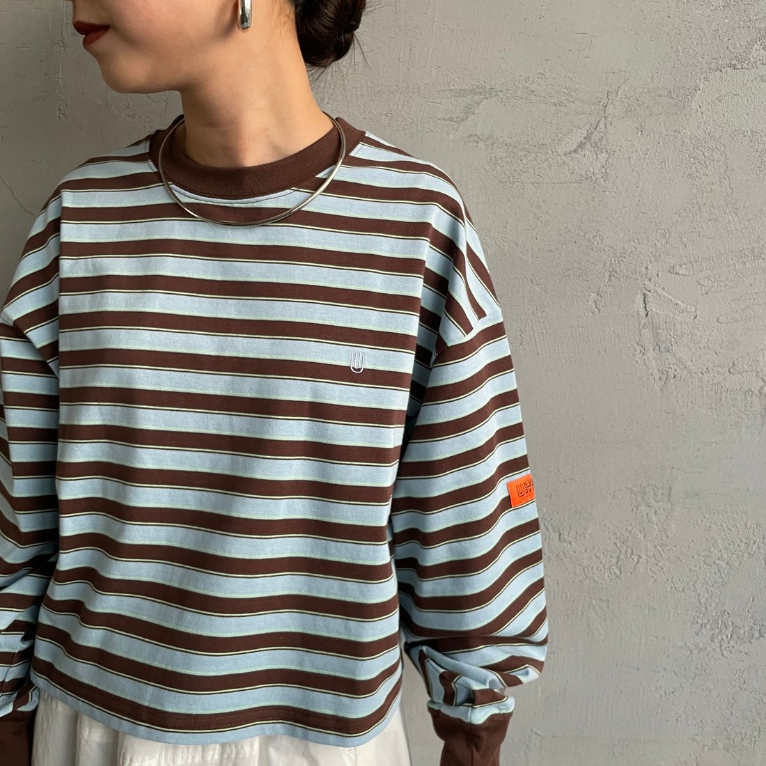 UNIVERSAL OVERALL [ユニバーサルオーバーオール] 別注 クロップド丈 ボーダーロングスリーブTシャツ [U2612215IN-JF] BRN/SAX &&モデル身長：150cm 着用サイズ：F&&