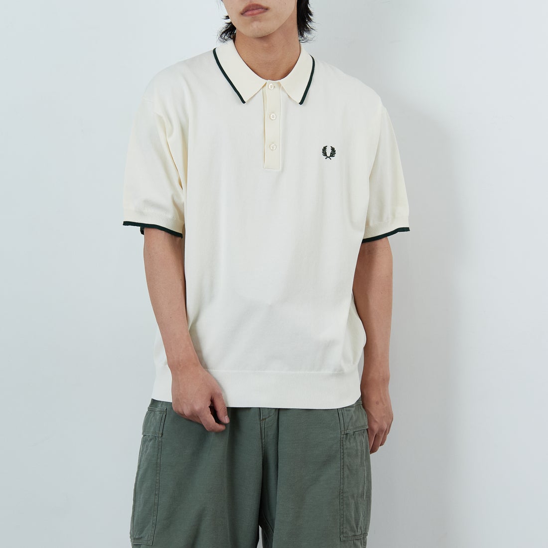 FRED PERRY [フレッドペリー] 別注 シングルティップライン サマーニットポロシャツ [FPM-26S-024JF] ECRU/GRASS &&モデル身長：179cm 着用サイズ：L&&