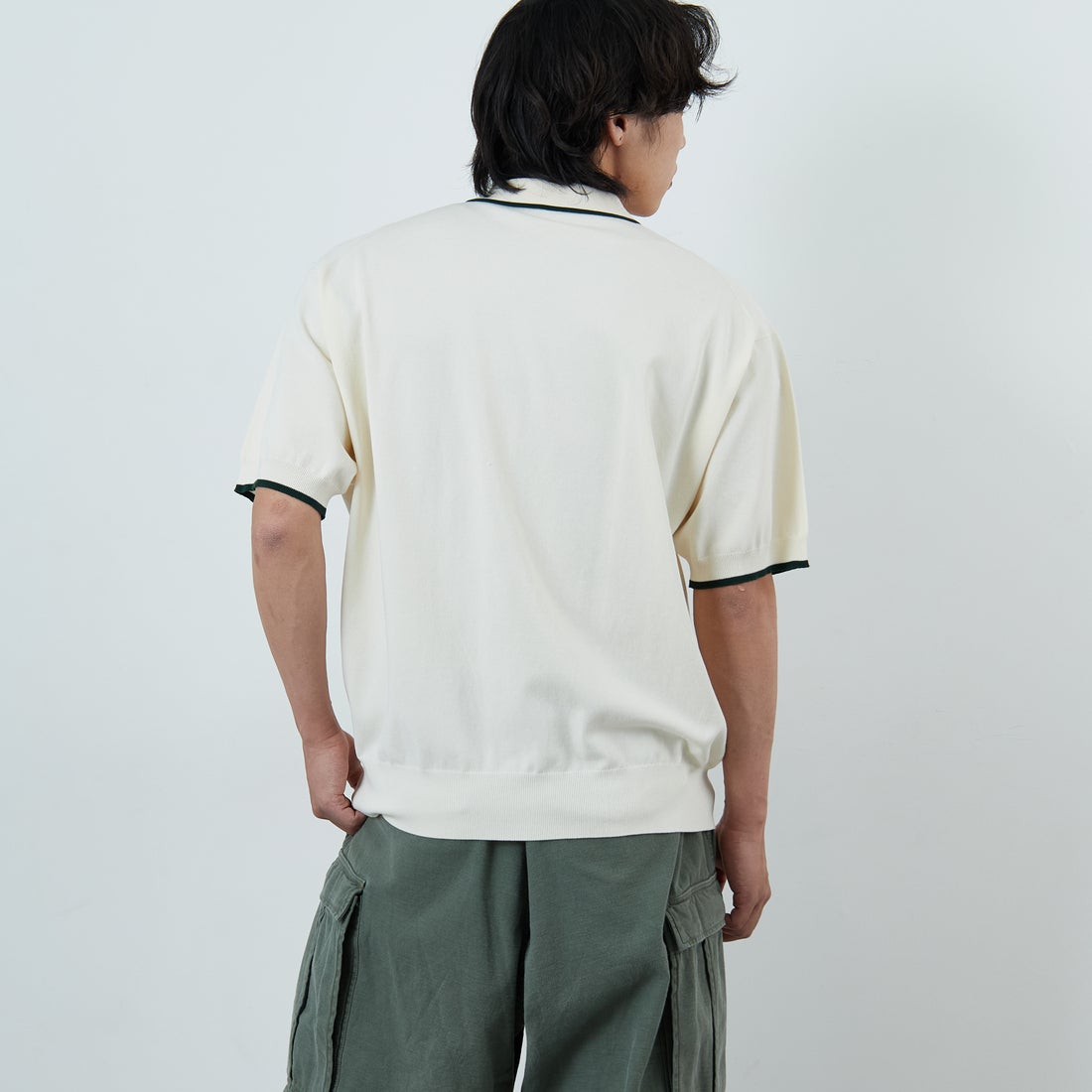 FRED PERRY [フレッドペリー] 別注 シングルティップライン サマーニットポロシャツ [FPM-26S-024JF] ECRU/GRASS &&モデル身長：179cm 着用サイズ：L&&