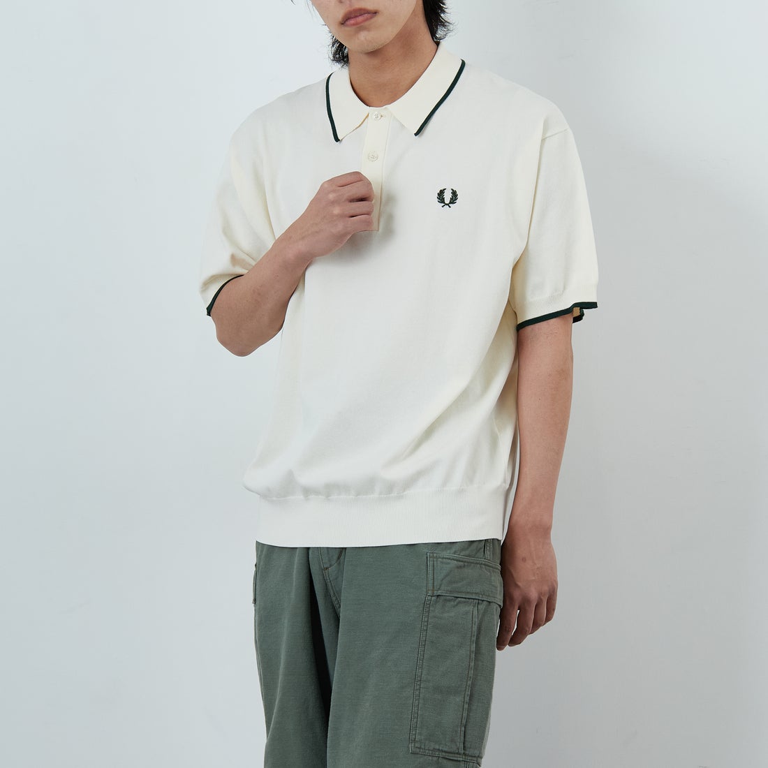 FRED PERRY [フレッドペリー] 別注 シングルティップライン サマーニットポロシャツ [FPM-26S-024JF] ECRU/GRASS &&モデル身長：179cm 着用サイズ：L&&