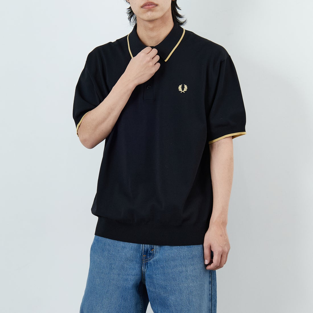 FRED PERRY [フレッドペリー] 別注 シングルティップライン サマーニットポロシャツ [FPM-26S-024JF] BLACK/CHAM &&モデル身長：179cm 着用サイズ：L&&