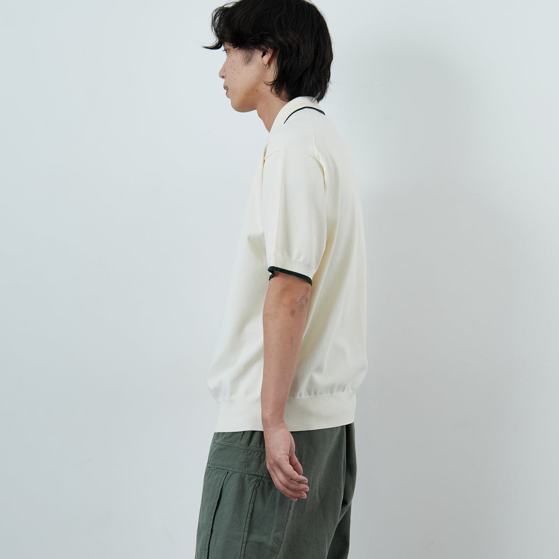 FRED PERRY [フレッドペリー] 別注 シングルティップライン サマーニットポロシャツ [FPM-26S-024JF] ECRU/GRASS &&モデル身長：179cm 着用サイズ：L&&